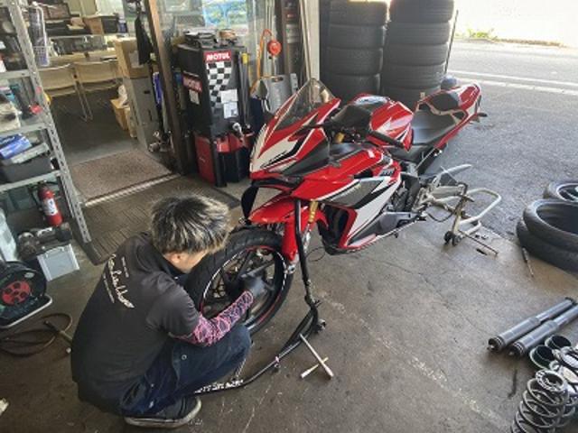 滋賀　ホンダ「CBR250RR」の持ち込みタイヤ交換