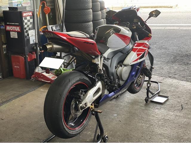 滋賀　ホンダ「CBR1000RR」(SC57)の持込タイヤ交換