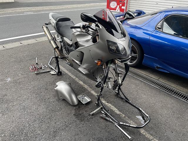 滋賀 カワサキ「ZX-12R」の持ち込みタイヤ交換|グーネットピット 滋賀 カワサキ「ZX-12R」の持ち込みタイヤ交換|グーネットピット