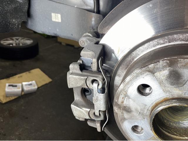 滋賀　BMW「118d」(F40)のブレーキパッド交換(ディクセル)