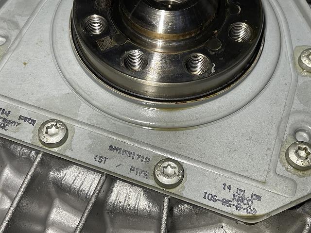 滋賀　アウディA4(8K)のオイル漏れ修理(クランクリアオイルシール交換)