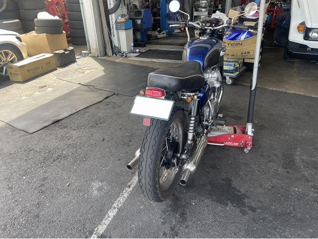 滋賀オートライフハノ　カワサキ「W650」の持込タイヤ交換（前後）