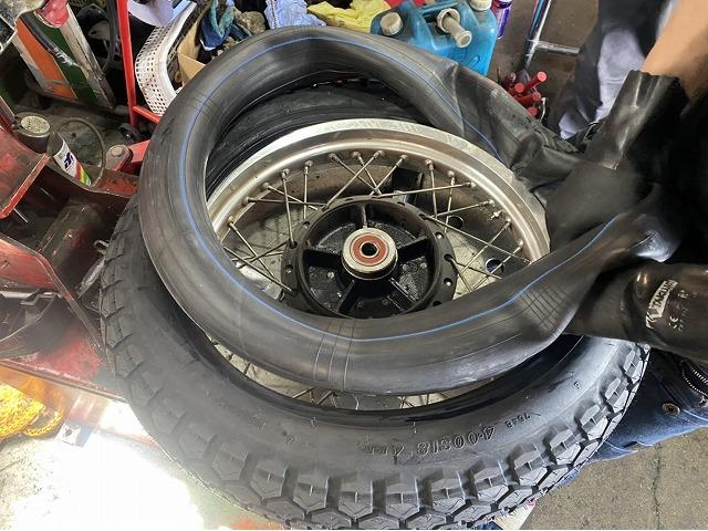 滋賀オートライフハノ　カワサキ「W650」の持込タイヤ交換（前後）