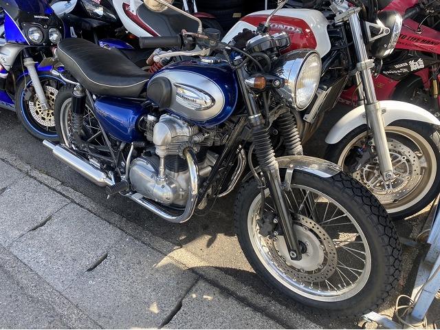 滋賀オートライフハノ　カワサキ「W650」の持込タイヤ交換（前後）