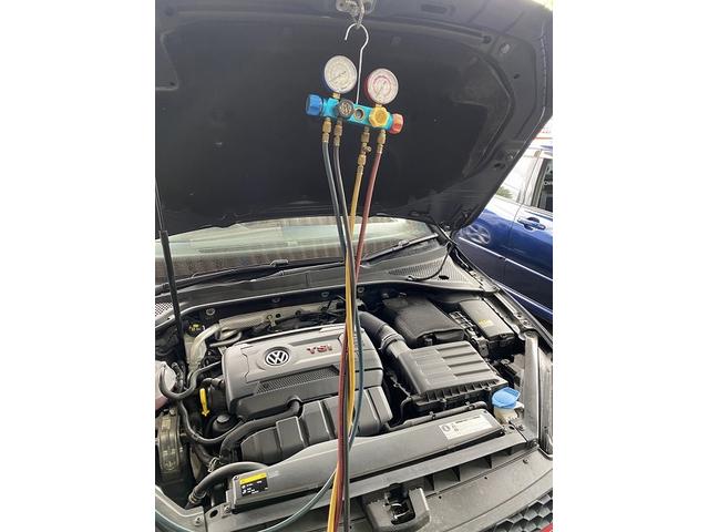 滋賀オートライフハノ　輸入車「ゴルフ７」のエアコンガス充填