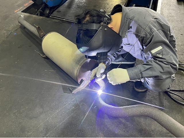 滋賀オートライフハノ　200系ハイエースのマフラー溶接修理