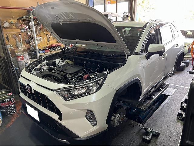 滋賀オートライフハノ　ＲＡＶ4(MXAA54)のリフトアップスプリング交換（タナベUP210）