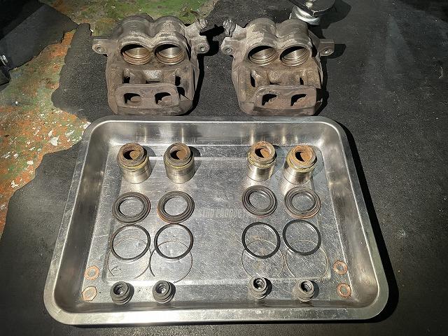 滋賀オートライフハノ　トヨタ「スープラ」(JZA80)のフロントキャリパーオーバーホール