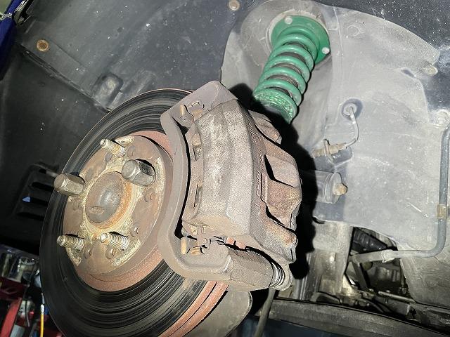 滋賀オートライフハノ　トヨタ「スープラ」(JZA80)のフロントキャリパーオーバーホール