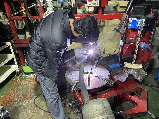 滋賀オートライフハノ　100系ハイエースのマフラー溶接修理