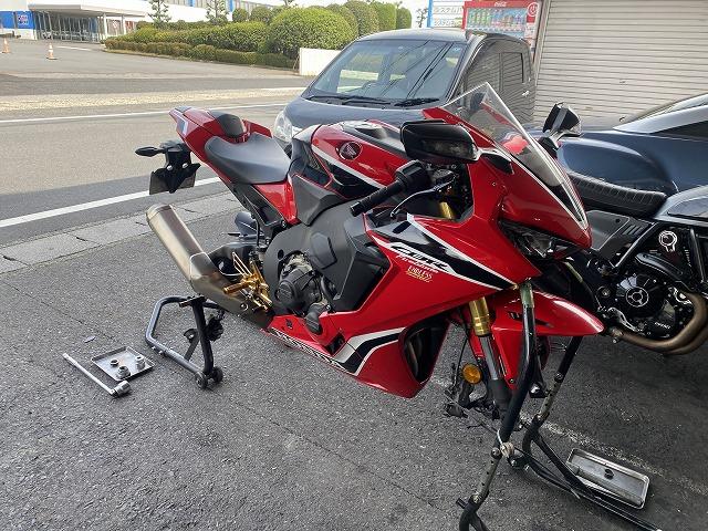 滋賀オートライフハノ　ホンダ「CBR1000RR」(SC77)の持込タイヤ交換(前後)