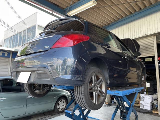 滋賀オートライフハノ　輸入車「プジョー308」のエアコンコンプレッサー交換