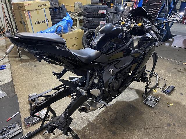 滋賀オートライフハノ　カワサキ「ZX-25R」の持込タイヤ交換(前後)＆チェーン交換