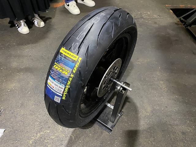 滋賀オートライフハノ　カワサキ「ZX-25R」の持込タイヤ交換(前後)＆チェーン交換