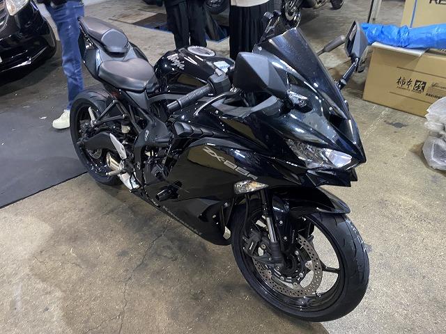 滋賀オートライフハノ　カワサキ「ZX-25R」の持込タイヤ交換(前後)＆チェーン交換