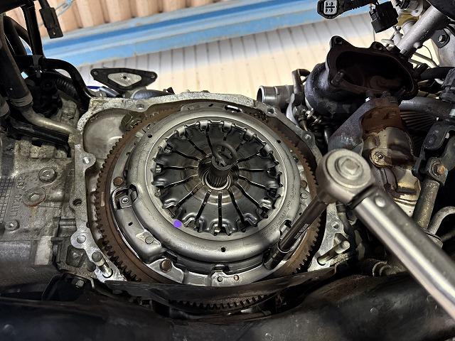 滋賀オートライフハノ　スバル「インプレッサワゴン」(GGA)のクラッチ交換