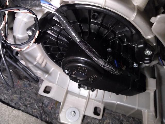 滋賀オートライフハノ　トヨタ「エスティマ」(ACR50)のブロアファンモーター交換