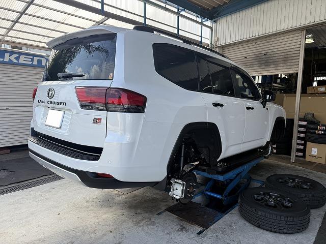 滋賀オートライフハノ　トヨタ「ランクル300」(FJA300W)のプロスタッフ2インチリフトアップキット取付