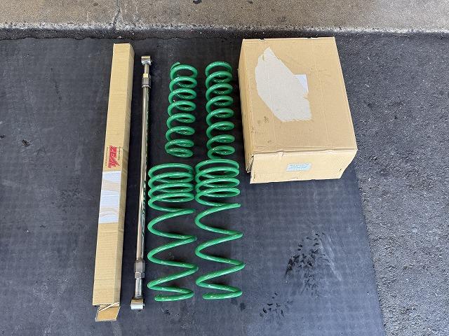 滋賀オートライフハノ　トヨタ「ランクル300」(FJA300W)のプロスタッフ2インチリフトアップキット取付