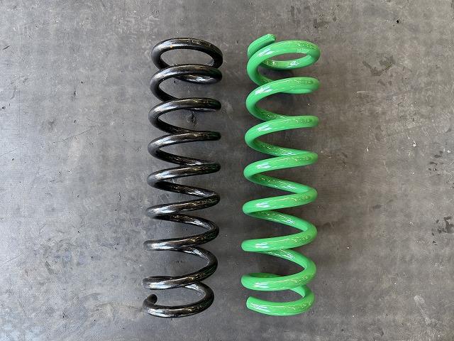 滋賀オートライフハノ　トヨタ「ランクル300」(FJA300W)のプロスタッフ2インチリフトアップキット取付