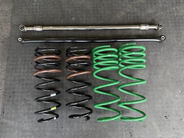 滋賀オートライフハノ　トヨタ「ランクル300」(FJA300W)のプロスタッフ2インチリフトアップキット取付