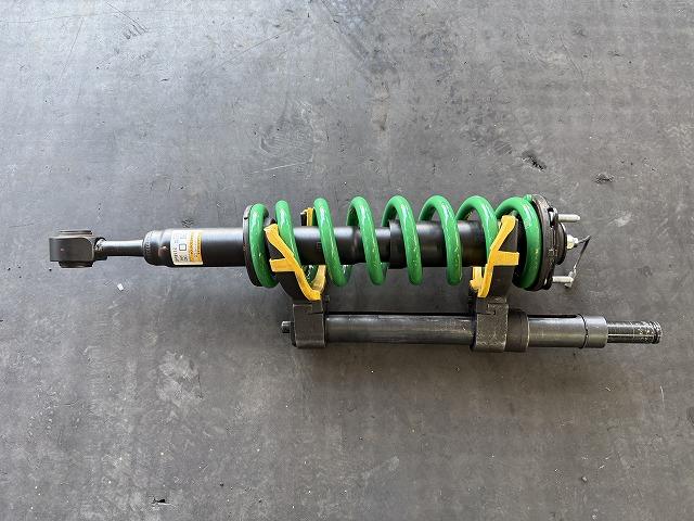 滋賀オートライフハノ　トヨタ「ランクル300」(FJA300W)のプロスタッフ2インチリフトアップキット取付