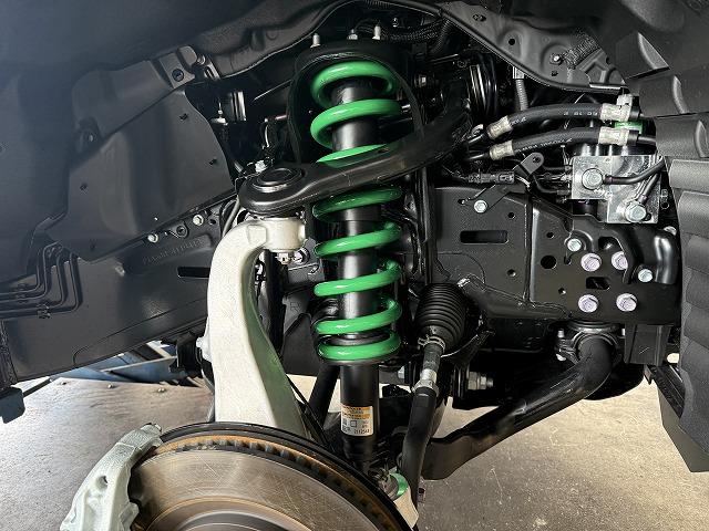 滋賀オートライフハノ　トヨタ「ランクル300」(FJA300W)のプロスタッフ2インチリフトアップキット取付