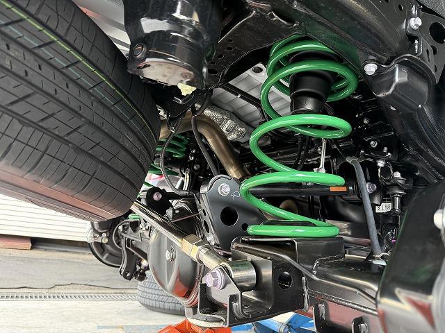 滋賀オートライフハノ　トヨタ「ランクル300」(FJA300W)のプロスタッフ2インチリフトアップキット取付