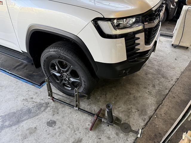 滋賀オートライフハノ　トヨタ「ランクル300」(FJA300W)のプロスタッフ2インチリフトアップキット取付