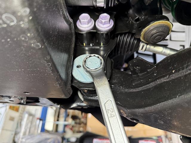 滋賀オートライフハノ　トヨタ「ランクル300」(FJA300W)のプロスタッフ2インチリフトアップキット取付