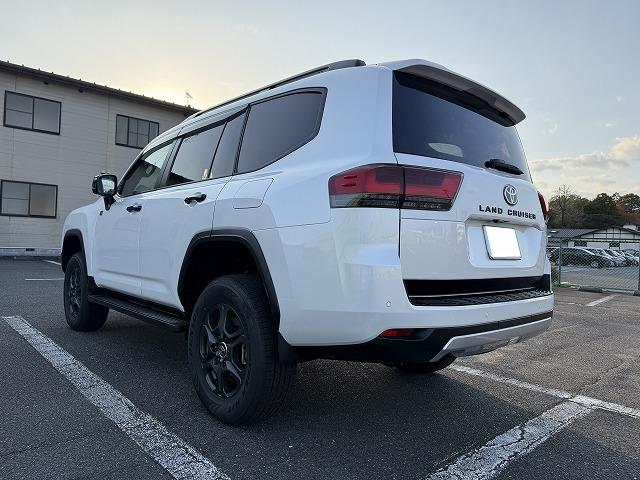 滋賀オートライフハノ　トヨタ「ランクル300」(FJA300W)のプロスタッフ2インチリフトアップキット取付