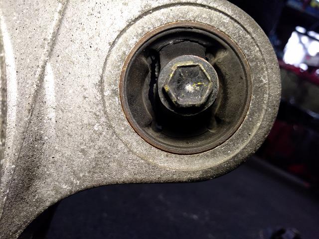 滋賀オートライフハノ　スズキ「カプチーノ」(EA11R)のデフマウントブッシュ交換(3か所)