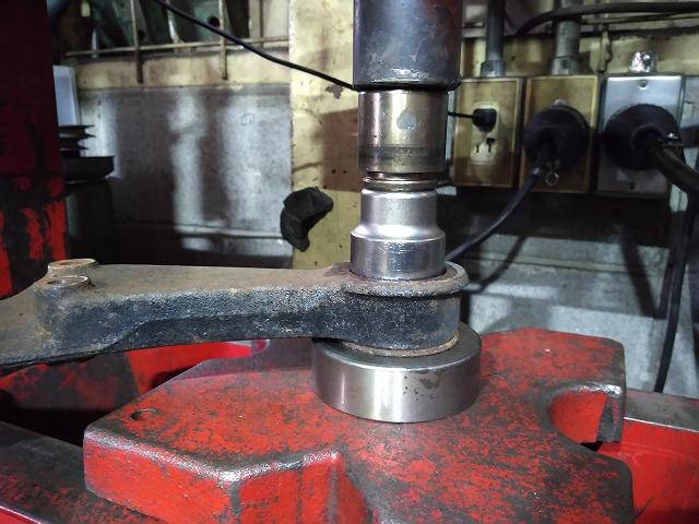 滋賀オートライフハノ　スズキ「カプチーノ」(EA11R)のデフマウントブッシュ交換(3か所)