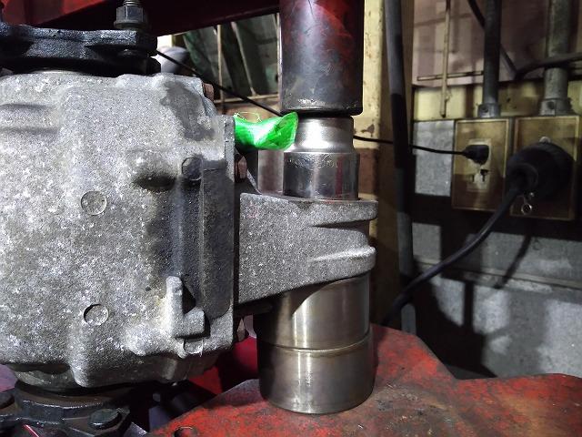 滋賀オートライフハノ　スズキ「カプチーノ」(EA11R)のデフマウントブッシュ交換(3か所)