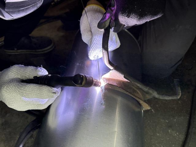 滋賀オートライフハノ　トヨタ「ハイエース」(100系)のマフラー製作（200系マフラー流用）