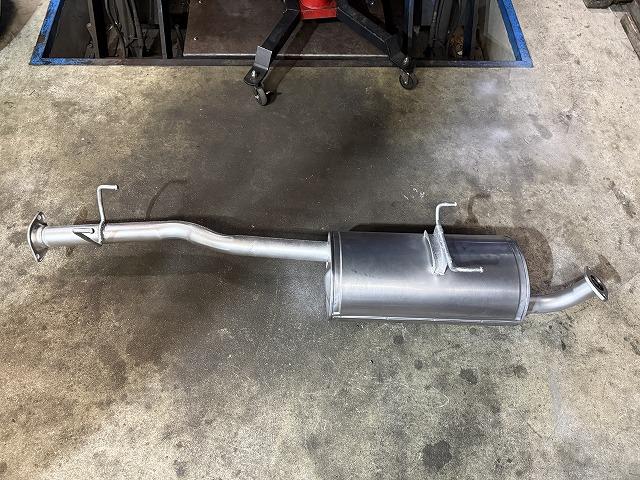 滋賀オートライフハノ　トヨタ「ハイエース」(100系)のマフラー製作（200系マフラー流用）