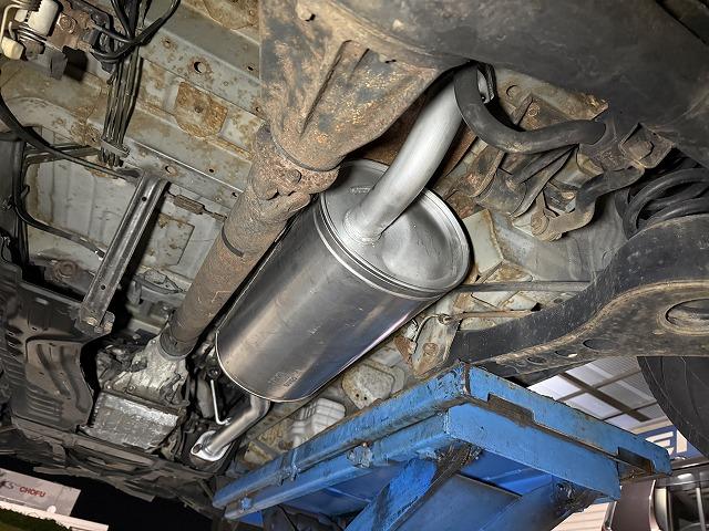 滋賀オートライフハノ　トヨタ「ハイエース」(100系)のマフラー製作（200系マフラー流用）