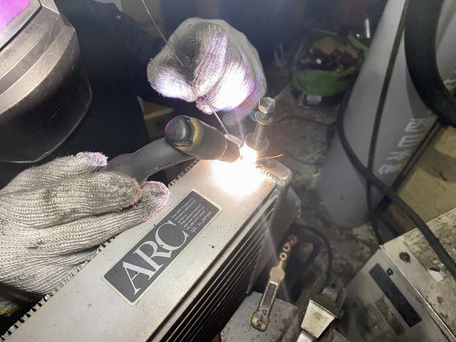 滋賀オートライフハノ　社外インタークーラーにボス溶接取付（アルミ溶接）