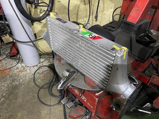 滋賀オートライフハノ　社外インタークーラーにボス溶接取付（アルミ溶接）