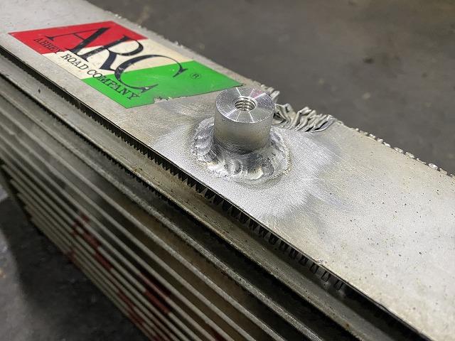 滋賀オートライフハノ　社外インタークーラーにボス溶接取付（アルミ溶接）