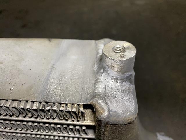 滋賀オートライフハノ　社外インタークーラーにボス溶接取付（アルミ溶接）