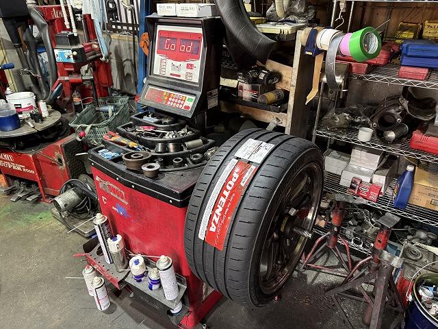 滋賀オートライフハノ　日産「スカイライン GT-R」(BNR34)の持込タイヤ交換4本（18インチ）