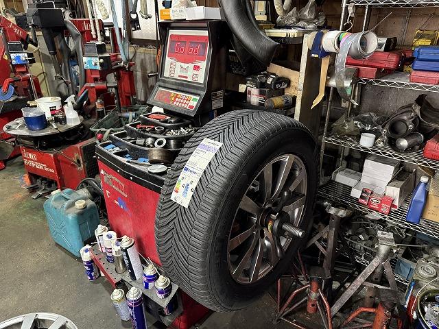 滋賀オートライフハノ　輸入車「ポルシェ カイエン」の持込オールシーズンタイヤ交換4本（18インチ）