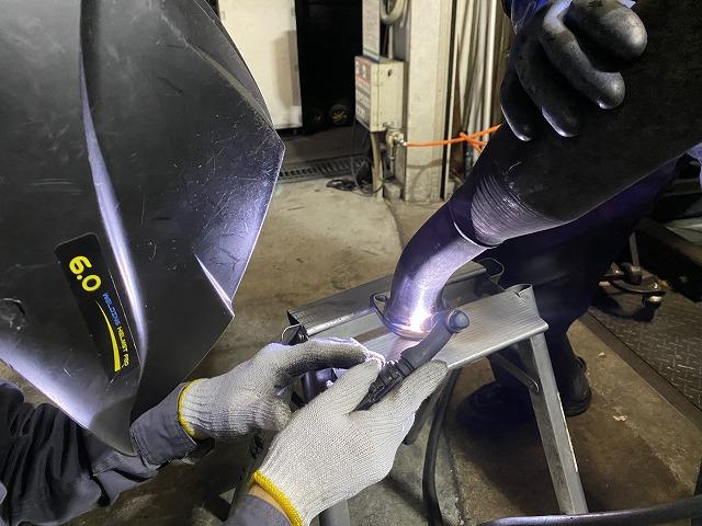 滋賀オートライフハノ　100系ハイエースのマフラー溶接修理