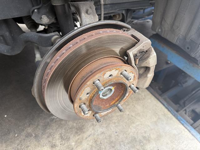 滋賀オートライフハノ　トヨタ「ハイエース 2WD」(200系)のフロント左ハブベアリング交換