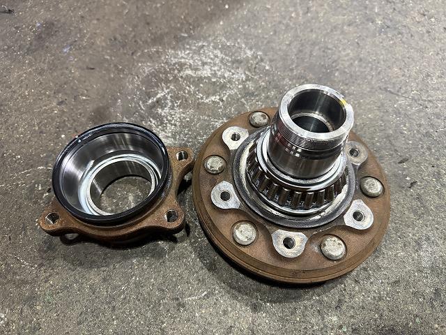 滋賀オートライフハノ　トヨタ「ハイエース 2WD」(200系)のフロント左ハブベアリング交換