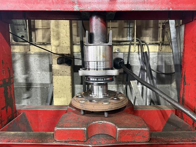 滋賀オートライフハノ　トヨタ「ハイエース 2WD」(200系)のフロント左ハブベアリング交換