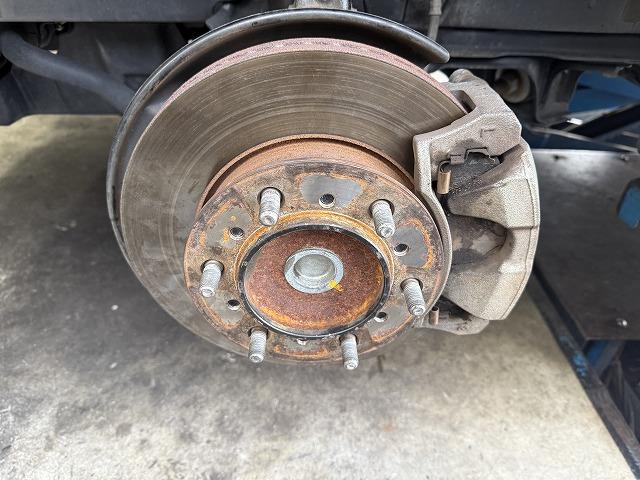 滋賀オートライフハノ　トヨタ「ハイエース 2WD」(200系)のフロント左ハブベアリング交換