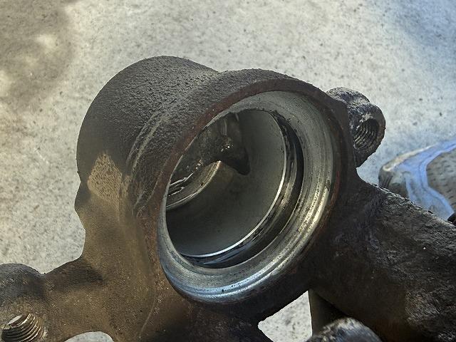 滋賀オートライフハノ　日産「エルグランド」(PNE52)のブレーキキャリパーオーバーホールとパッド＆ローター交換（リア）