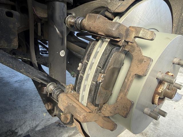 滋賀オートライフハノ　日産「エルグランド」(PNE52)のブレーキキャリパーオーバーホールとパッド＆ローター交換（リア）